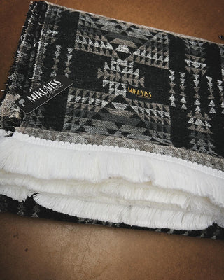 Uapian blanket with white fringes- Puamun